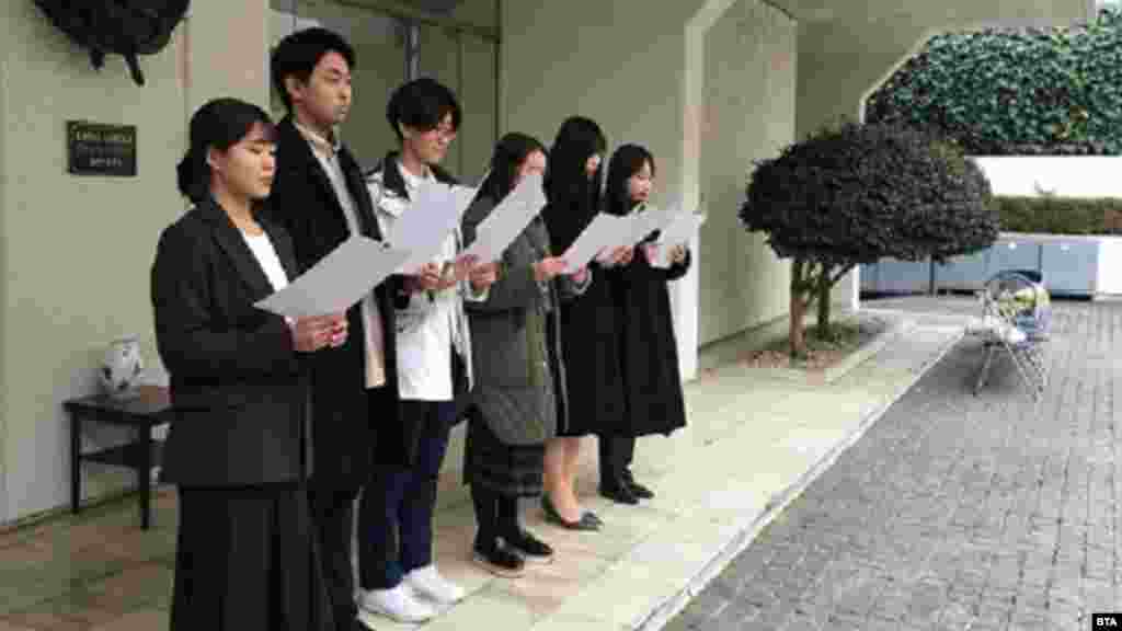 Японски студенти от от Токийския университет за чужди езици, които изучават български, рецитираха в неделя стихотворението на Христо Ботев &bdquo;Обесването на Васил Левски&ldquo;. Това беше част от честването на годишнината от смъртта на Апостола, провело се в българското посолство в Япония.&nbsp;