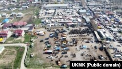 Аксы районунун Кербен шаарындагы борбордук базар. УКМК тараткан сүрөт.
