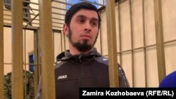 Обвиняемый в незаконном пересечении границы Кыргызстана Мансур Мовлаев в зале суда