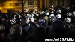 Деякі з близько 1000 протестувальників зняли захисну огорожу навколо будівлі та прямували до головного входу, щоб подати свої вимоги, перш ніж їх зупинили