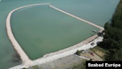 A félkész kikötő a balatonföldvári Nyugati strandon