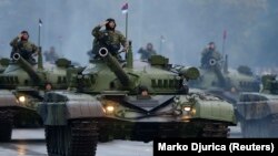 Pripadnici Vojske Srbije salutiraju na vojnoj paradi u Beogradu u oktobru 2014. godine