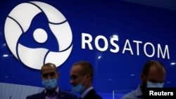 Posjetioci na štandu ruske državne nuklearne agencije Rosatom tokom Međunarodnog vojno-tehničkog foruma „Armija-2021“ u Patriotskom kongresno-izložbenom centru u Moskovskoj oblasti, Rusija, 23. avgusta 2021.