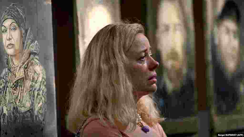 Članovi rodbine reaguju na portrete poginulih vojnika. Za Guemija, narod Ukrajine mu je bio izvor inspiracije. Umjetnik je napravio murale 27-godišnjeg Dmitra Kociubajla, najmlađeg komandanta bataljona ukrajinske vojske, koji je poginuo u bici u Bahmutu.