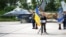 Președintele Ucrainei, Volodimir Zelenski, în fața avioanelor de luptă F-16, de Ziua Forțelor Armate ale Ucrainei, în regiunea Kiev, pe 4 august 2024.