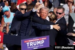 دونالد ترامپ، رئیس‌جمهور پیشین آمریکا، در لحظات پس از سوءقصد نافرجام به جانش در گردهمایی انتخاباتی در پنسیلوانیا