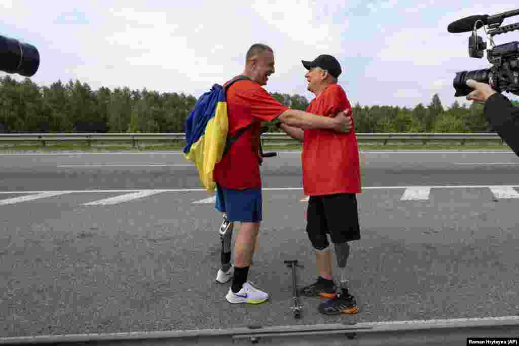 Ševcov&nbsp;grli Krapka nakon okončanja šetnje od 120 km u svrhu prikupljanja novca za medicinske potrepštine, ali i u znak sjećanja na njihove saborce.