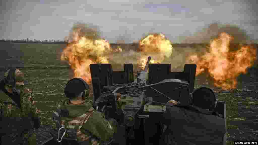 Ukrajinski vojnici pucaju iz protivvazdušnog topa S60 na ruske položaje u blizini Bakhmuta.