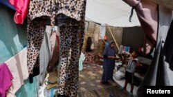 Raseljeni Palestinci, koji su napustili svoj dom zbog izraelske vojne ofanzive, u skloništu u Rafi, na jugu Pojasa Gaze, 23. maja 2024.