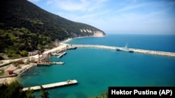 Bregdeti shqiptar - Fotografi ilustruese.