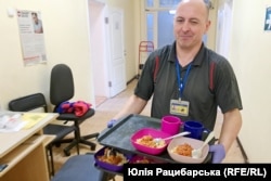 Володимир розносить їжу