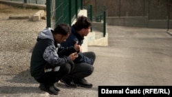 Migranti ispred kampa Lipa u Bihaću, 14. april 2023. (foto arhiv)