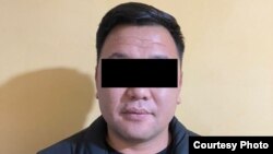 Ошто медицина кызматкерлерин сабаган деген шек менен кармалган жаран. Ош шаардык Ички иштер башкармалыгы тараткан сүрөт. 