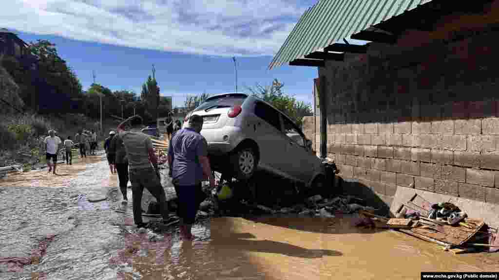 Буга чейин Кыргызгидромет борбору аба ырайына байланыштуу чукул кабар таратып, 11-17-июль күндөрү нөшөрлүү жаан-чачындан улам өлкөнүн тоолуу райондорунда сел жүрүшү мүмкүндүгүн эскертип жаткан. Кыргызстанда быйылкы жаз-жай айлары жаанчыл болуп, дээрлик бардык аймакта сел жүрүп жатат.