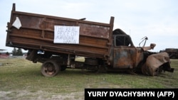 Natpis "Prava cena ukrajinskih žitarica" na uništenom vozilu koje su ukrajinski poljoprivrednici dovezli do granice s Poljskom, 24. februar 2024.