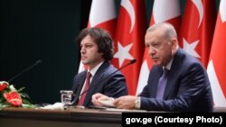 საქართველოს პრემიერ-მინისტრი ირაკლი კობახიძე და თურქეთის პრეზიდენტი რეჯეპ ტაიპ ერდოანი ანკარაში, ერთობლივ ბრიფინგზე. 16 მაისი, 2024 წელი