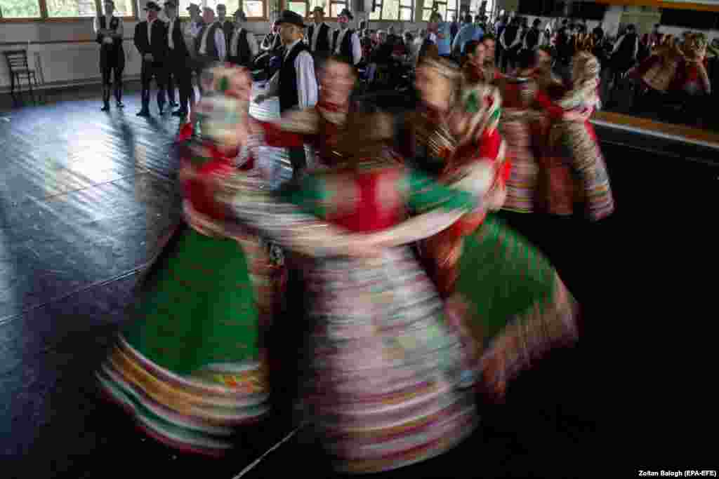 Mađarske plesačice nastupaju na kulturnoj manifestaciji u Budimpešti.