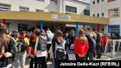 Nxënësit në oborrin e shkollës fillore "Gjon Buzuku" në Tiranë, Shqipëri.