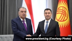 Президент РТ Эмомали Рахмон (слева) и президент КР Садыр Жапаров. Кыргызстан, г. Чолпон-Ата. 2 июня 2023 г.