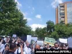 Studentët e mjekësisë duke protestuar para Kuvendit të Shqipërisë.