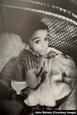 Copil internat în anii 80 la Căminul-spital nr.4 Plătărești, jud. Călărași. Imaginea este tipărită în albumul „Images of Romania”, foto: John Behets