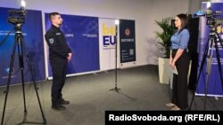 Бруссельська кореспондентка Радіо Свобода Зоряна Степаненко і директор АТ «Українська оборонна промисловість» Герман Сметанін під час запису інтервʼю Радіо Свобода. Бельгія, 6 травня 2024 року