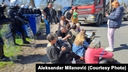 Aktivisti blokiraju put