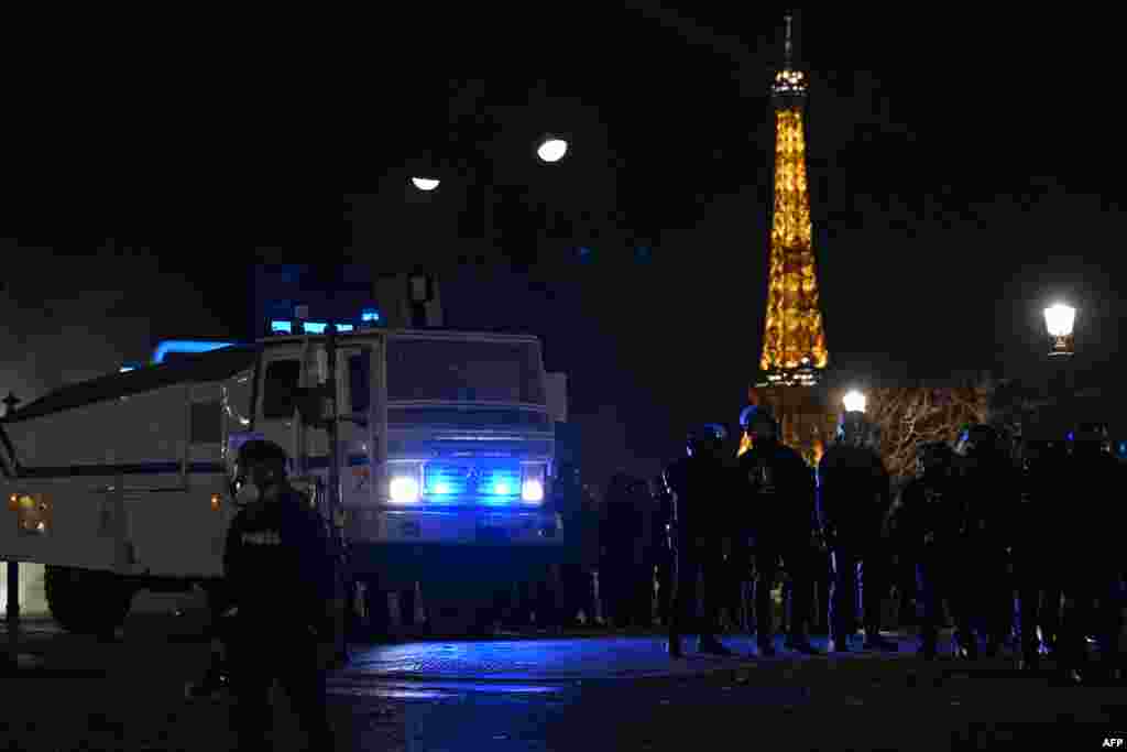 Prema pisanju lokalnih medija, policija je uhitila 217 ljudi u neredima koji su izbili na Trgu sloge u središtu Pariza u blizini mjesta sastanka donjeg doma parlamenta.