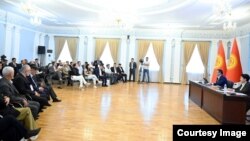 Президент Садыр Жапаров менен Бишкектеги Ленин бир мандаттуу шайлоо округунан Жогорку Кеңештин депутаттыгына талапкерлердин жолугушуусу. 12-май, 2023-жыл.
