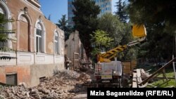 ადელხანოვების სახლის ნანგრევები