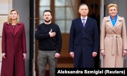 Президент України Володимир Зеленський, його дружина Олена Зеленська (ліворуч) і президент Польщі Анджей Дуда із дружиною Агатою Корнгаузер-Дудою. Варшава, 5 квітня 2023 року
