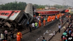 Спасителната акция на мястото на влаковата катастрофа в индийския щат Одиша продължава и в неделя.
