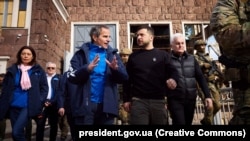 Президент Володимир Зеленський і голова МАГАТЕ Рафаель Ґроссі на території Дніпровської гідроелектростанції (ДніпроГЕС). Запоріжжя, 27 березня 2023 року