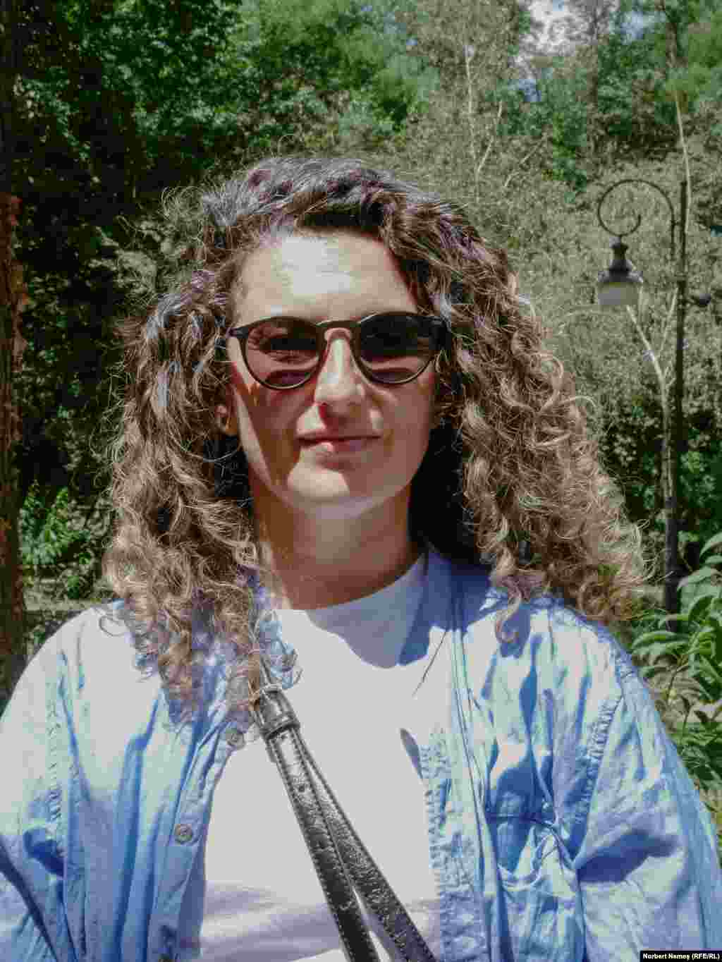 &bdquo;Mare, aglomerat, dar în același timp și boem&rdquo; - acestea sunt primele cuvinte care îi vin în minte Oanei, atunci când se gândește la București.&nbsp; &bdquo;Îmi place chestia asta, că e mare și că e plin, îmi place anonimatul, în sensul că sunt și eu ceva mic acolo, în ceva foarte mare&rdquo;.&nbsp; &nbsp;