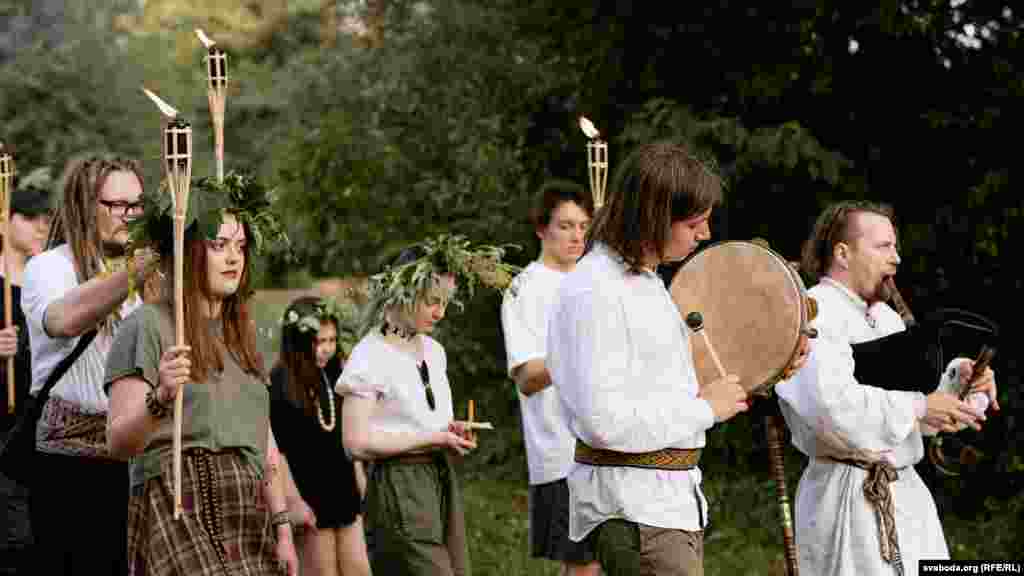 Sudionici odjeveni u narodnu nošnju šetaju do obale uz izvođenje tradicionalne muzike. Masovne proteste vlada autoritarnog vođe Aleksandra Lukašenka je ugušila, što je rezultiralo hapšenjem stotina ličnosti i aktivista.