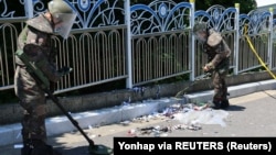 Južnokorejski vojnici ispituju razne predmete uključujući ono što je izgledalo kao smeće iz balona za koji se vjeruje da ga je poslala Sjeverna Koreja, u Inčeonu, Južna Koreja, 2. juna 2024.