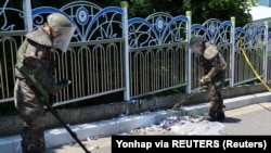 Specijalci ispituju sadržaj balona iz Severne Koreje, Inčon, Južna Koreja, 2. jun 2024. 