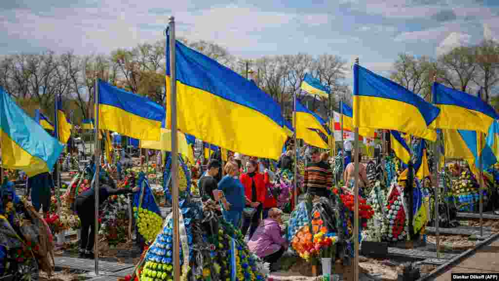 Rodbina posjećuje grob ukrajinskog vojnika u Brovarima, nedaleko od Kijeva, april 2023.