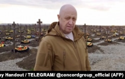 Засновник ПВК «Вагнер» Євген Пригожин на кладовищі «вагнерівців», які воювали проти України. Селище Гарячий Ключ, Краснодарський край, Росія. Скриншот з відео, що було оприлюднене 6 квітня 2023 року