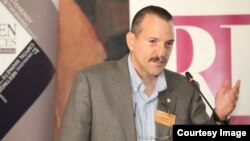 Analistul financiar Dragoș Cabat spune într-un interviu pentru Europa Liberă că veniturile la buget au fost supraestimate cu 10-15% pentru ca Guvernul să aibă, pe hârtie, un deficit bugetar mai mic. 