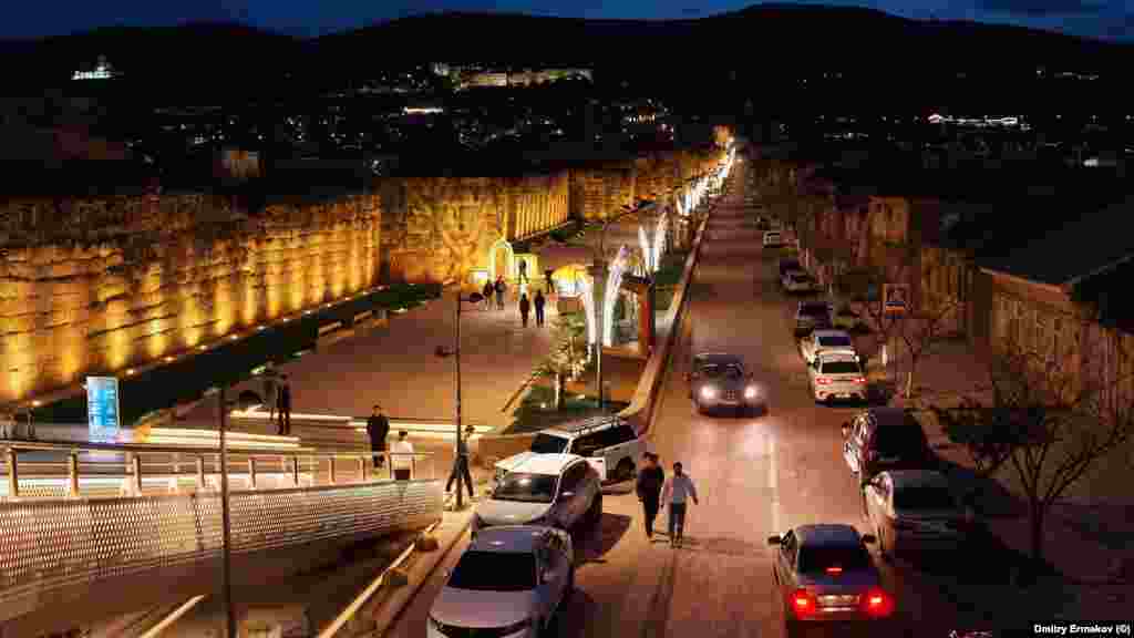 A derbenti erőd Dagesztánban. Az első zsidók megérkezésének időpontja a mai Dagesztán területére nem pontosan ismert, de a XVII. századra a zsidó lakosság már eléggé letelepedett ahhoz, hogy egy német utazó megállapítsa: &bdquo;Derbent városában nincsenek keresztények, ahogy egyes írók mondják; csak muszlimok és zsidók élnek itt&rdquo;