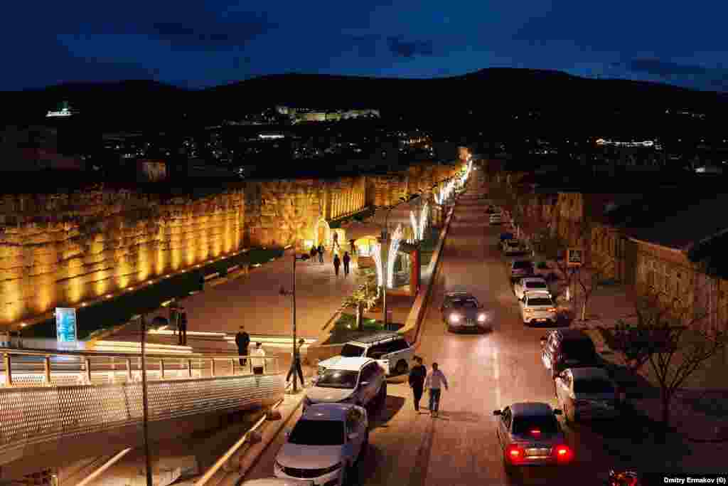 Tvrđava Derbent u Dagestanu Datum dolaska prvih Jevreja na teritoriju današnjeg Dagestana nije precizno poznat, ali do 17. vijeka jevrejska populacija je bila dovoljno velika da jedan njemački putnik primjeti da &quot;nema&nbsp;kršćana&nbsp;u gradu Derbentu, jer neki kažu; ovdje žive samo&nbsp;[muslimani]&nbsp;i Jevreji...&rdquo;