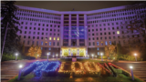 Clădirea Parlamentului de la Chișinău a fost iluminată în culorile drapelului UE cu ocazia deciziei Consiliului European de a deschide negocierile de aderare a Republicii Moldova cu Uniunea Europeană.