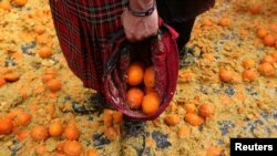 Borba narandžama u italijanskom gradu Ivrea tokom godišnjeg karnevala, februar 2017.