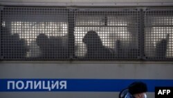 Rabszállító Alekszej Navalnij moszkvai bírósági tárgyalásának helyszíne mellett 2021. február 2-án