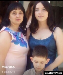 Софія Моро разом з мамою та братом. Фото з особистого архіву родини