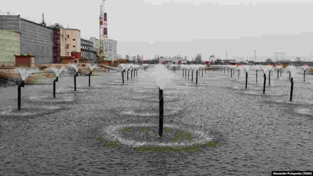Permetező hűtőtó a zaporizzsjai atomerőmű területén. Az Európa legnagyobb atomerőművében készült fotók Vlagyimir Putyin orosz elnök és Rafael Grossi, a Nemzetközi Atomenergia-ügynökség (NAÜ) vezetőjének március 6-i találkozója előtt kerültek nyilvánosságra