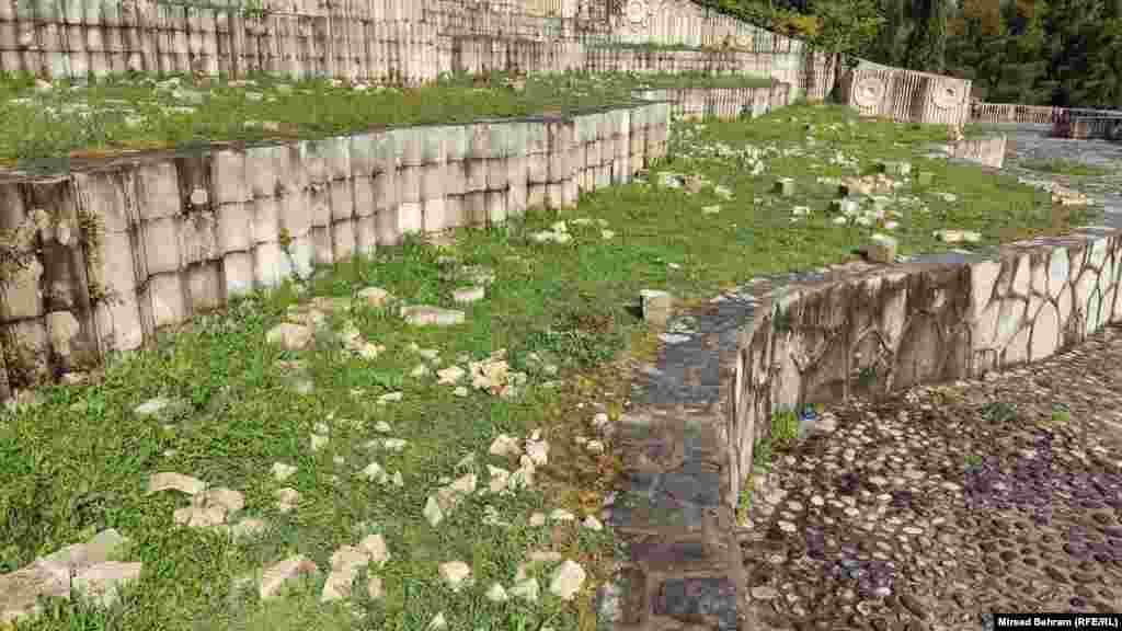 Razbijene spomen-ploče na Partizanskom spomen-groblju u Mostaru.