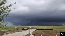 Olujni oblaci dok se tornado kreće sjeverozapadno od Omahe u Nebraski, 26. 4. 2024.