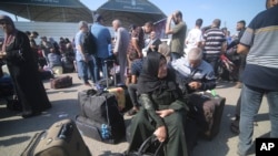 Palestinci čekaju na granici sa Egiptom, 16. otkobar 2023.